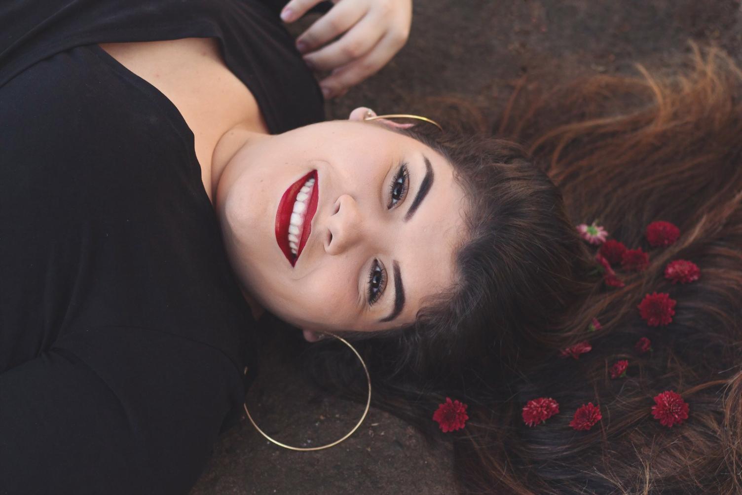 Ambiente di apprendimento moderno con postazioni per workshop pratici