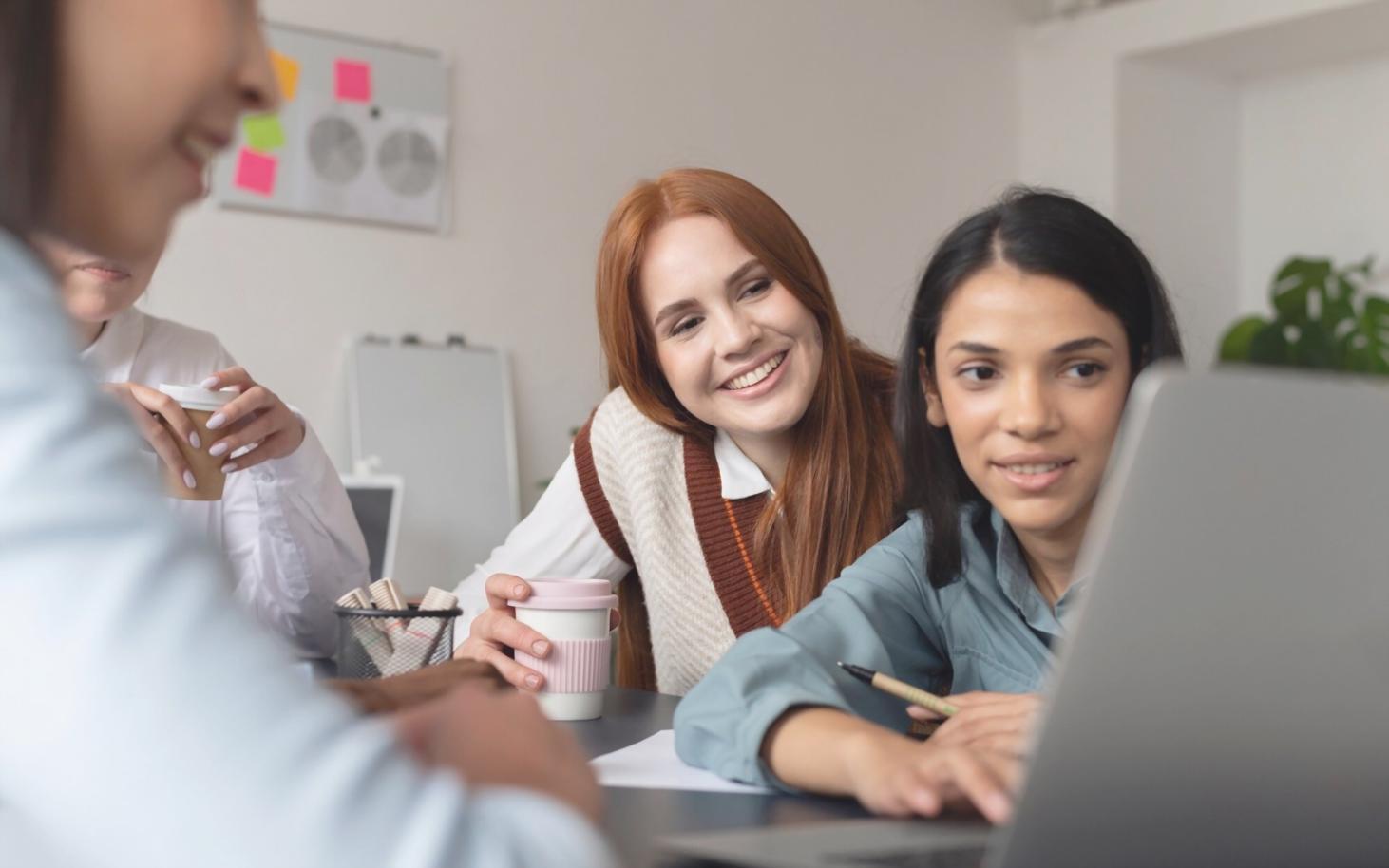 Setup professionale per webinar beauty con prodotti e illuminazione studiata