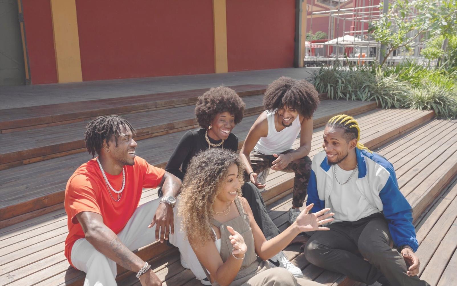 Partecipanti a webinar beauty che prendono appunti e testano prodotti durante la sessione live